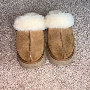 UGG disquette platform slippers women’s size 9 color chestnut